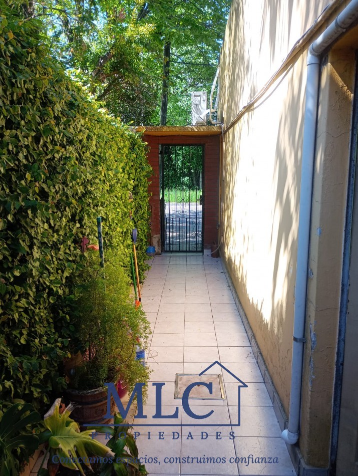 PH EN VENTA AL FRENTE CON TERRAZA Y COCHERA EN LAVALLOL